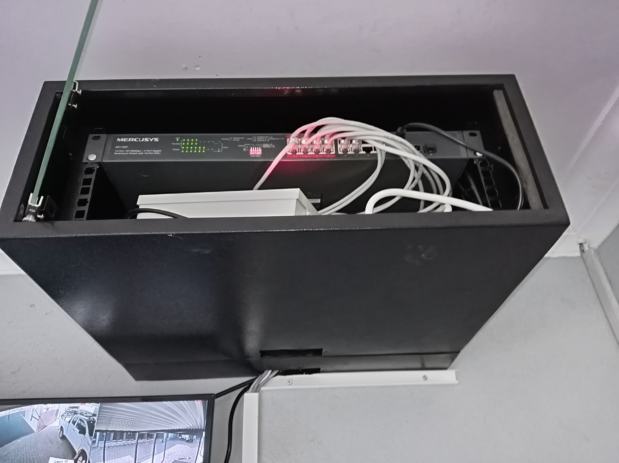 Network equipment installed in a cabinet